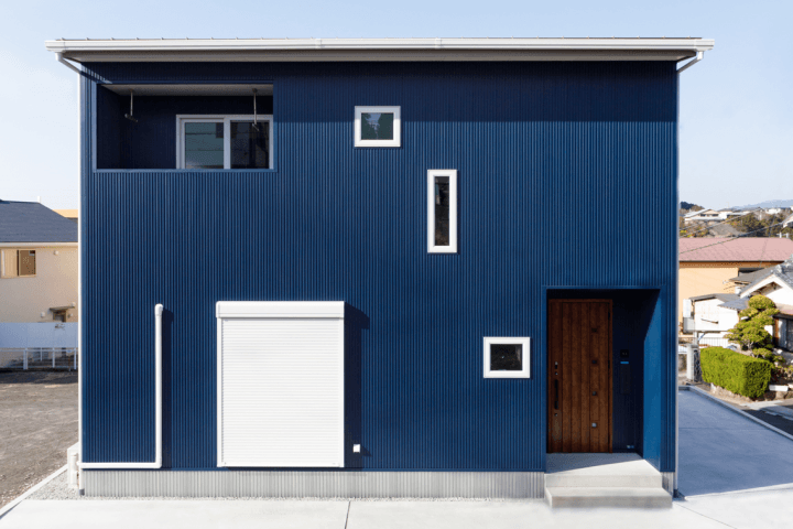濃いブルーのガルバリウム鋼板のお家