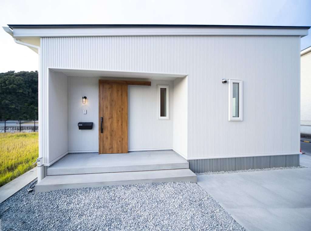 白のガルバリウム鋼板外壁のシンプルな平屋