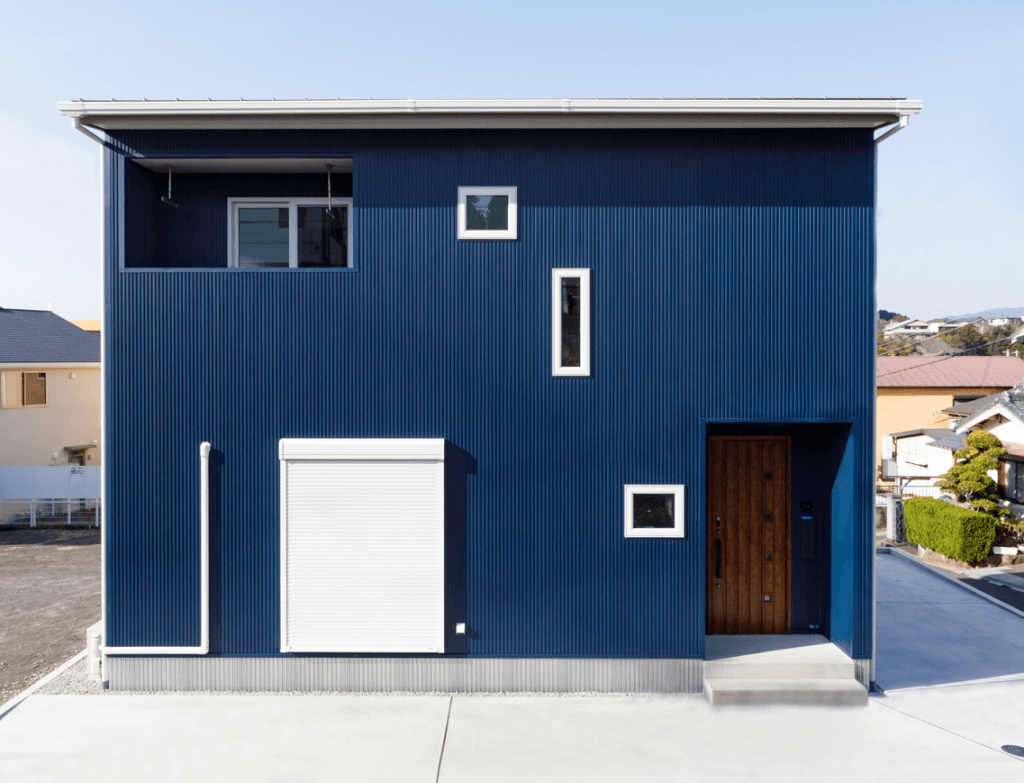 猫と暮らす青のガルバリウム鋼板のお家