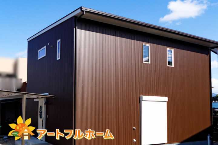 ただいま手洗いのあるガルバリウム外壁のお家