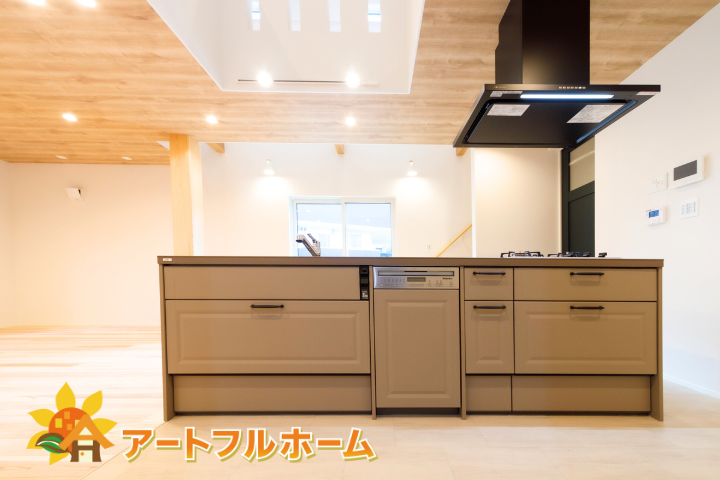 アイランドキッチンと吹き抜けで開放感あふれるお家