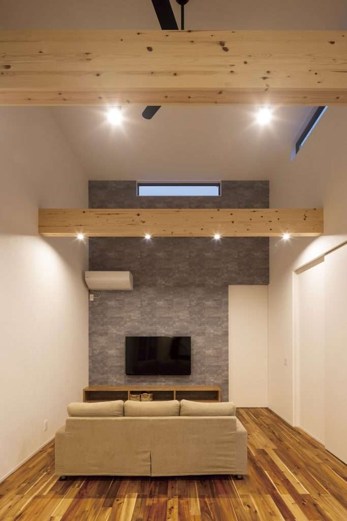 梁見せ天井で開放感のあるリビング