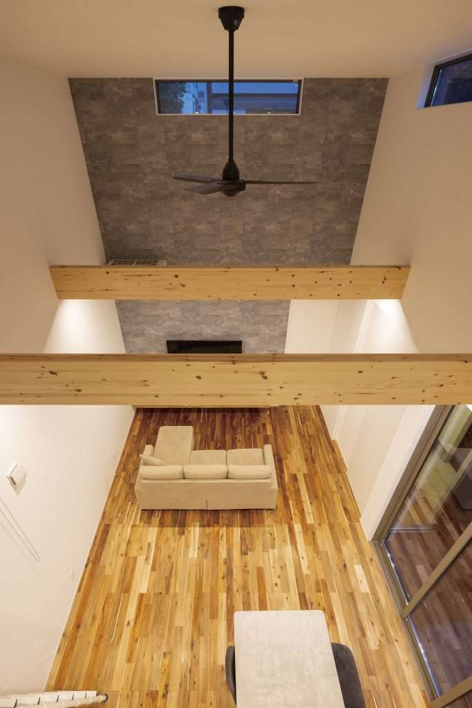 梁見せ天井で開放感のあるリビング