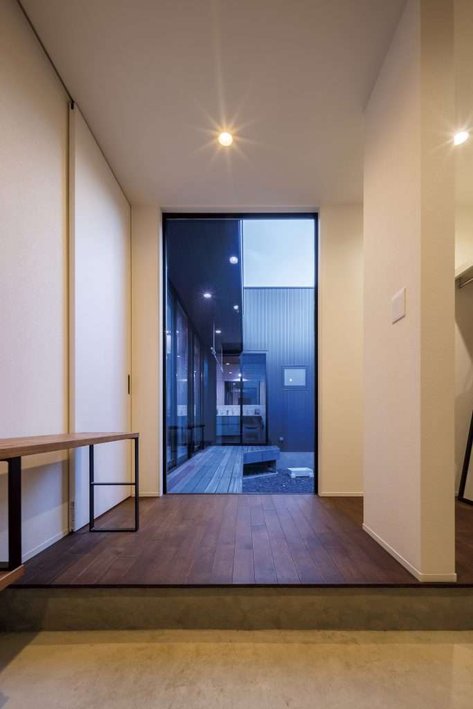 奥行きが感じられる玄関スペース