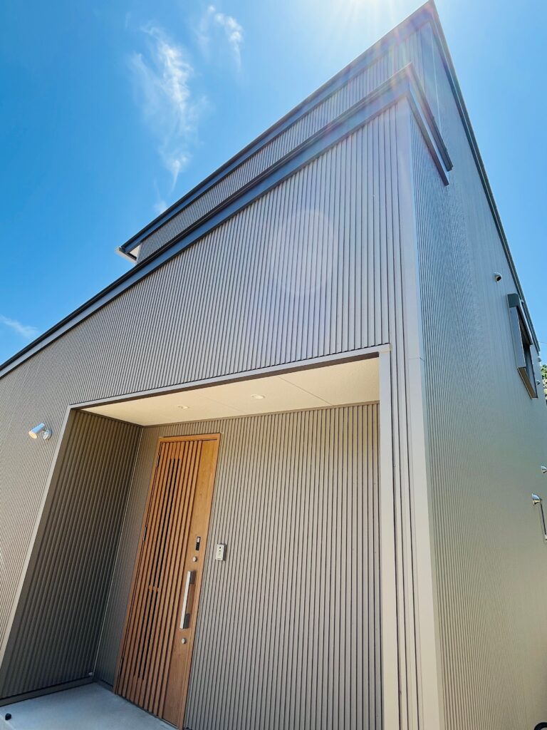 開放感あふれる勾配天井と格子床のあるお家