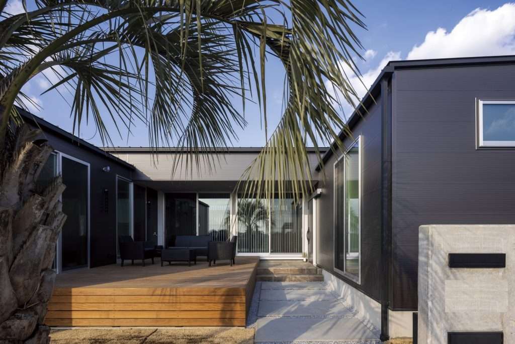 自然光たっぷりコの字型の平屋