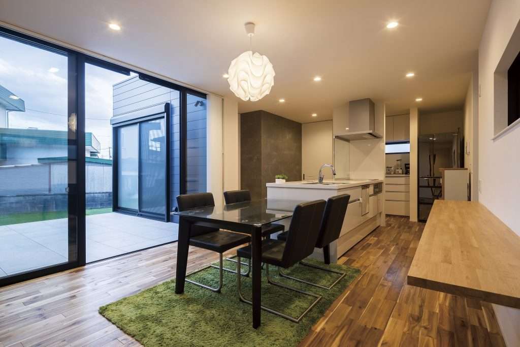 開放的な庭で家族みんなが楽しめるお家