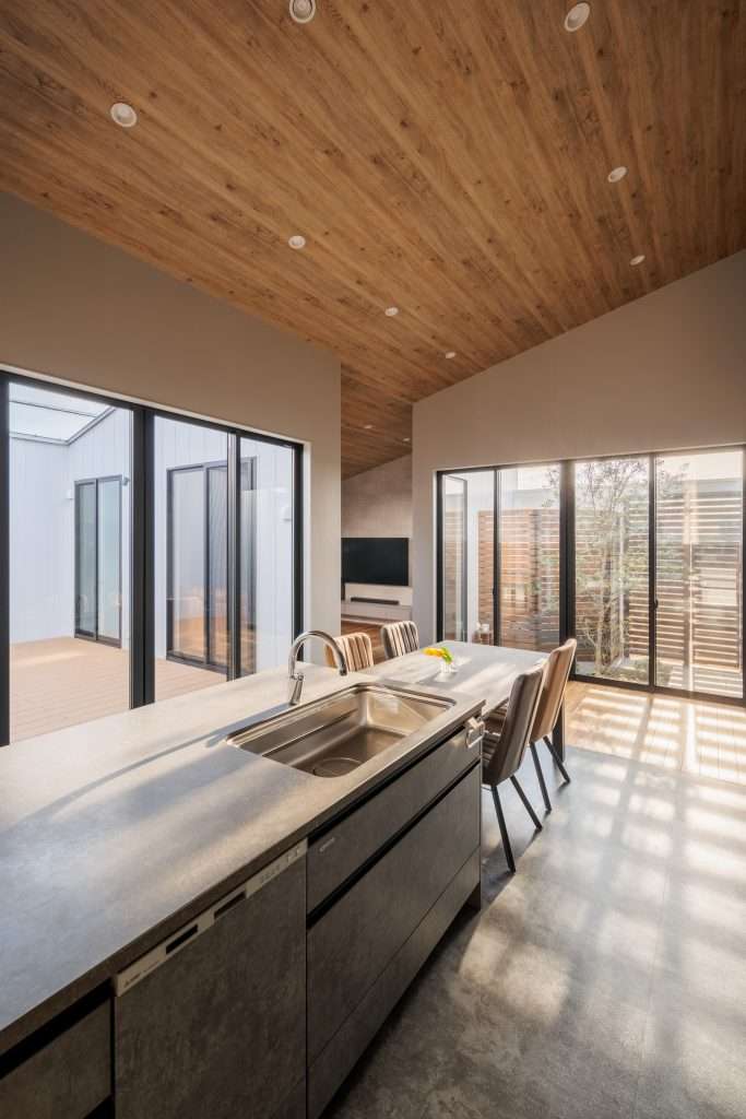 吹き抜けと中庭で圧倒的な開放感のお家