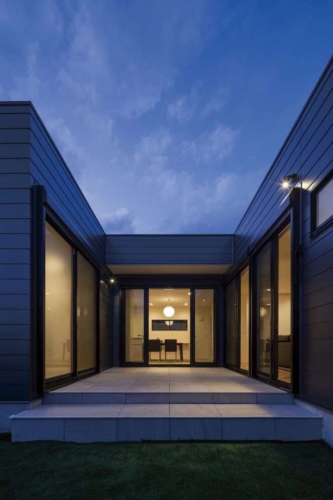 開放的な庭で家族みんなが楽しめるお家