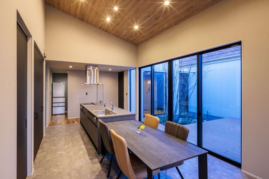 吹き抜けと中庭で圧倒的な開放感のお家