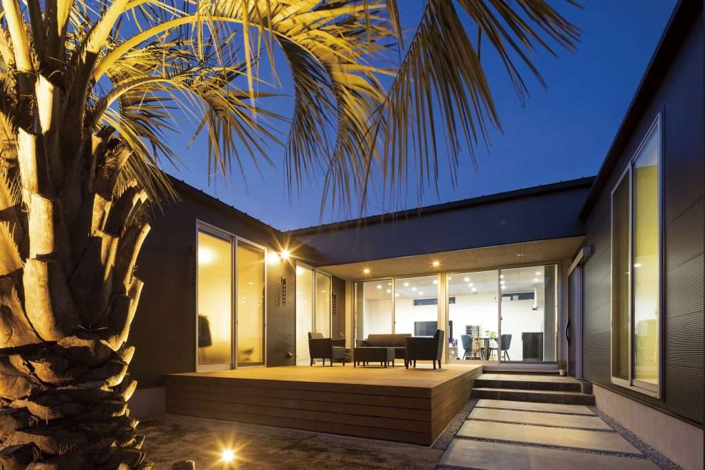 自然光たっぷりコの字型の平屋