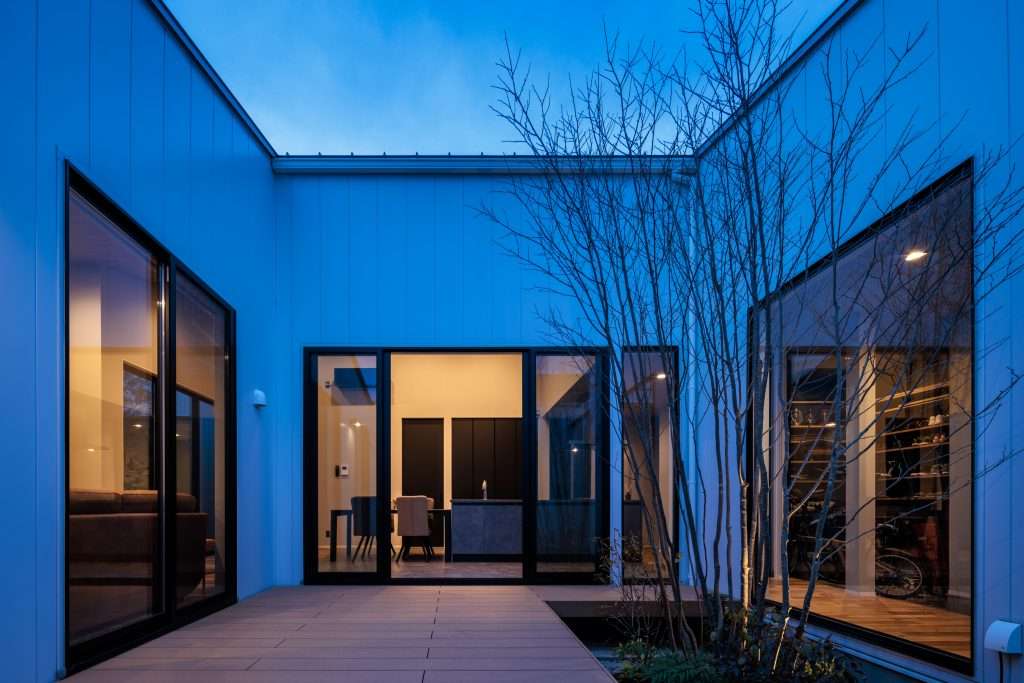 吹き抜けと中庭で圧倒的な開放感のお家