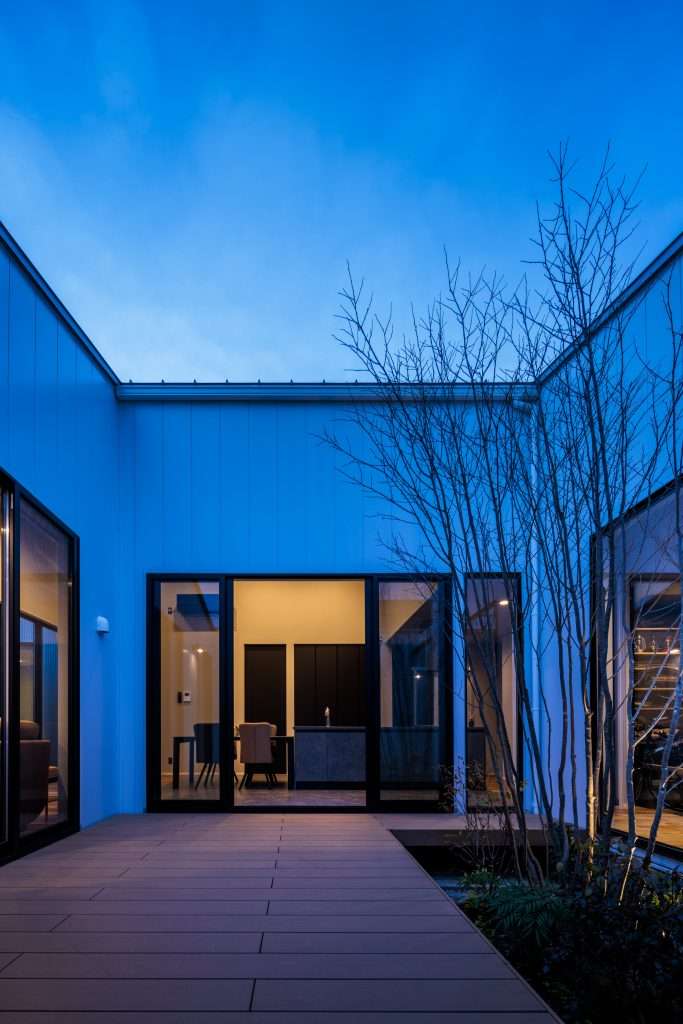 吹き抜けと中庭で圧倒的な開放感のお家