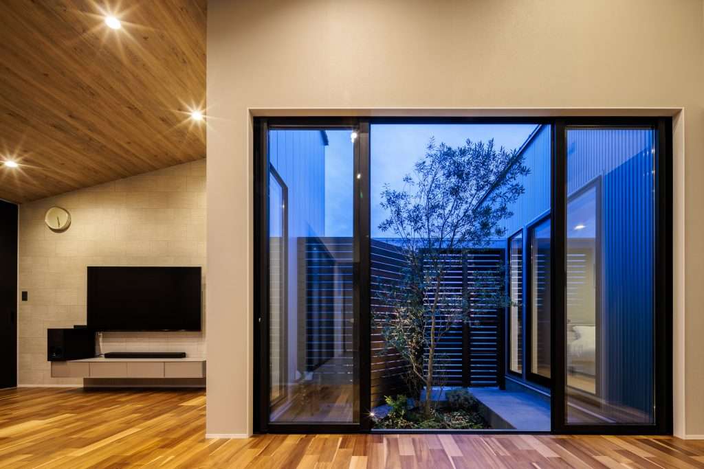 吹き抜けと中庭で圧倒的な開放感のお家