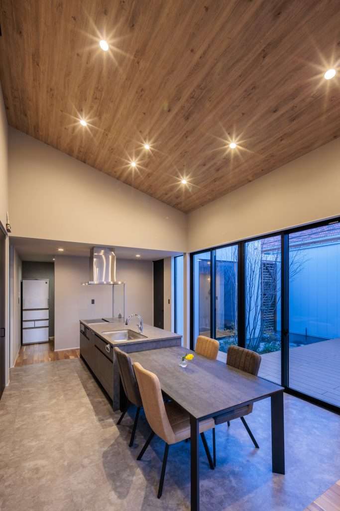 吹き抜けと中庭で圧倒的な開放感のお家