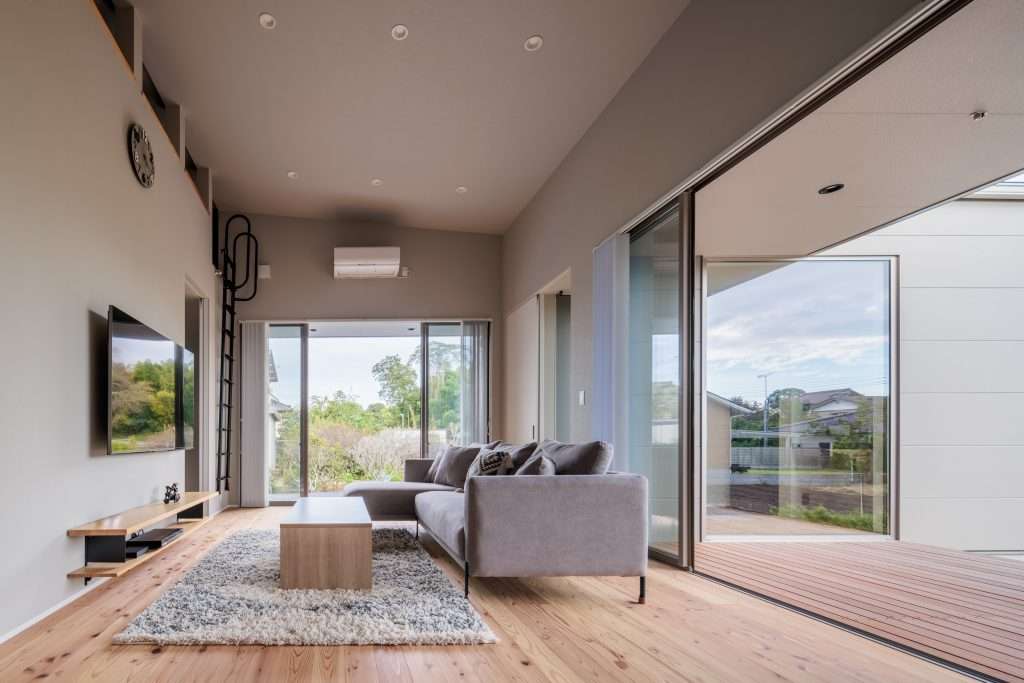 朝日をたっぷり取り込む勾配天井のお家