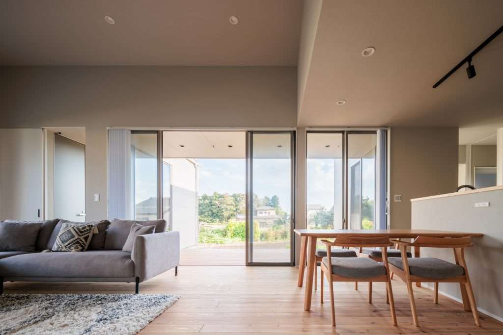 朝日をたっぷり取り込む勾配天井のお家