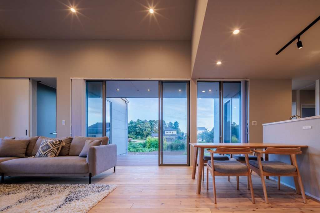 朝日をたっぷり取り込む勾配天井のお家