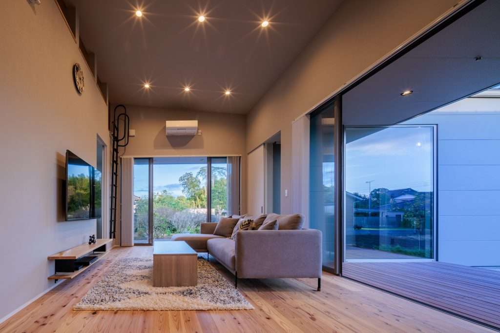 朝日をたっぷり取り込む勾配天井のお家