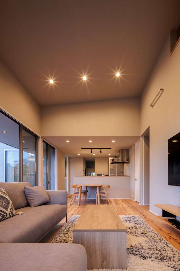 朝日をたっぷり取り込む勾配天井のお家