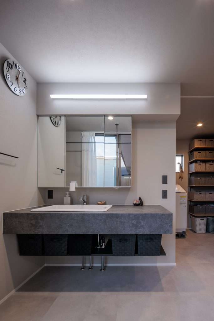 朝日をたっぷり取り込む勾配天井のお家