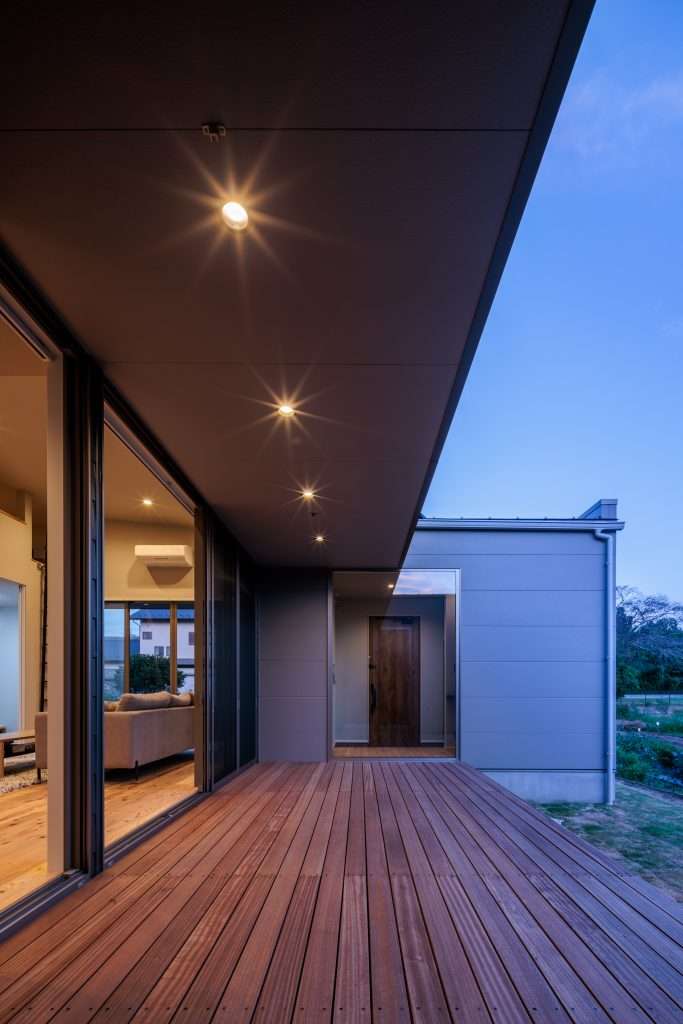 朝日をたっぷり取り込む勾配天井のお家