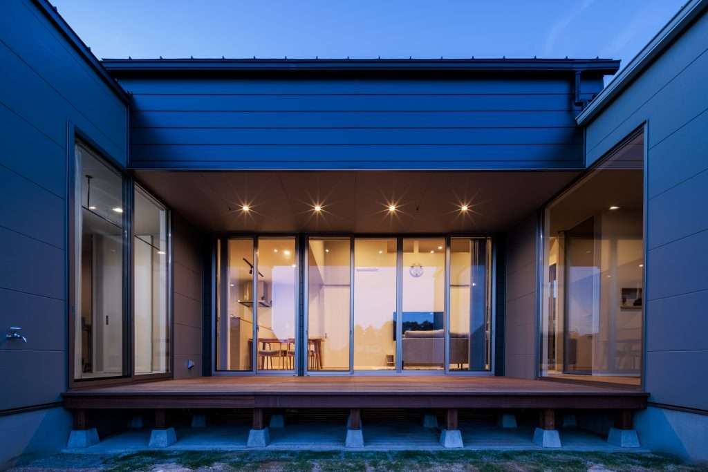 朝日をたっぷり取り込む勾配天井のお家