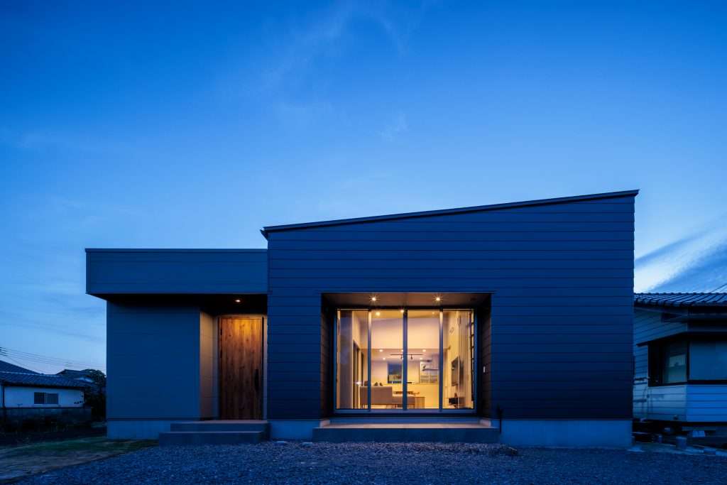 朝日をたっぷり取り込む勾配天井のお家