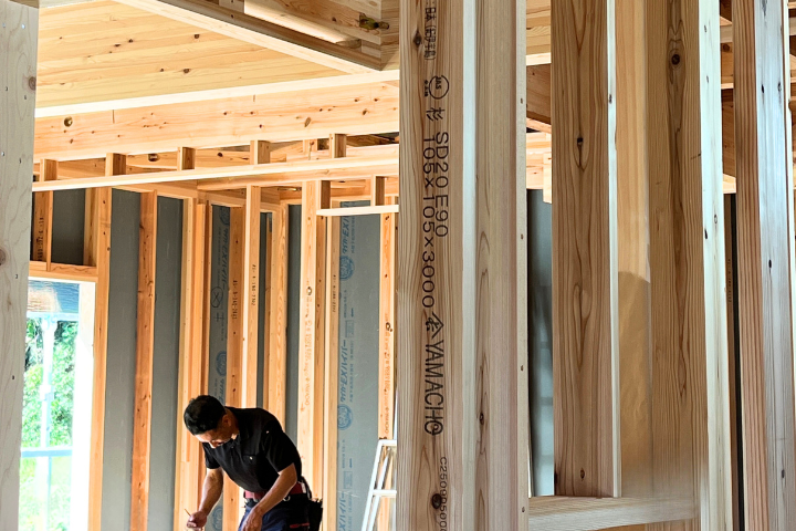 上棟で一気にお家らしくなり、木の香りに包まれます～現場レポート