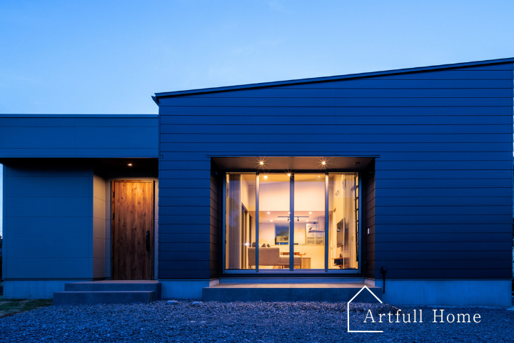 朝日をたっぷり取り込む勾配天井のお家