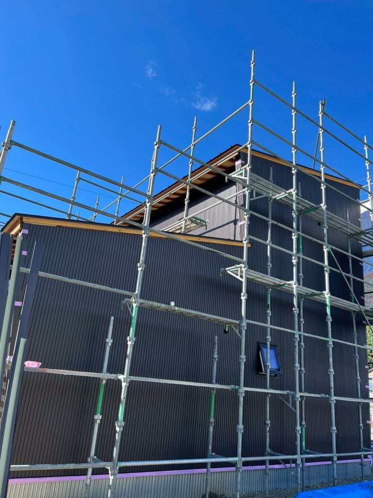 おしゃれかっこいいガルバリウム外壁のお家