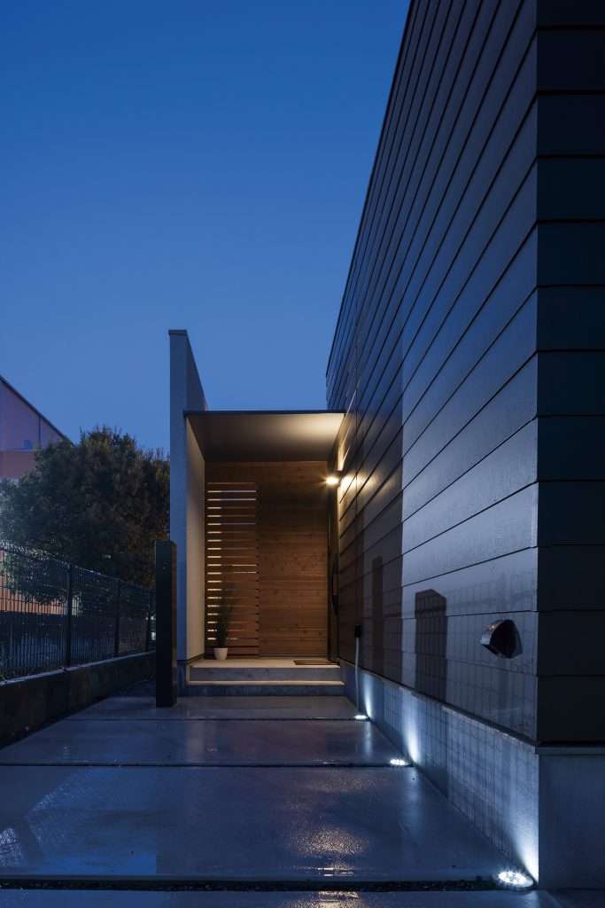 光がつくる“帰りたくなる家” 夜の外観