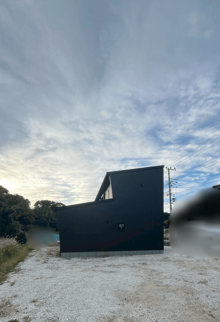 現場リポート黒ガルバ外壁のお家