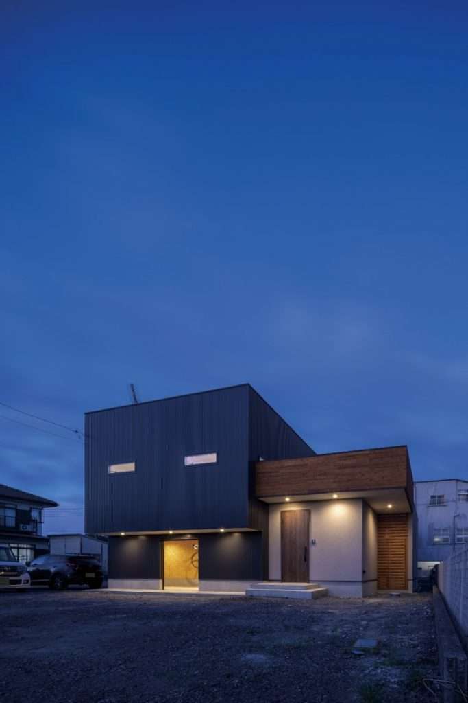 光がつくる“帰りたくなる家” 夜の外観