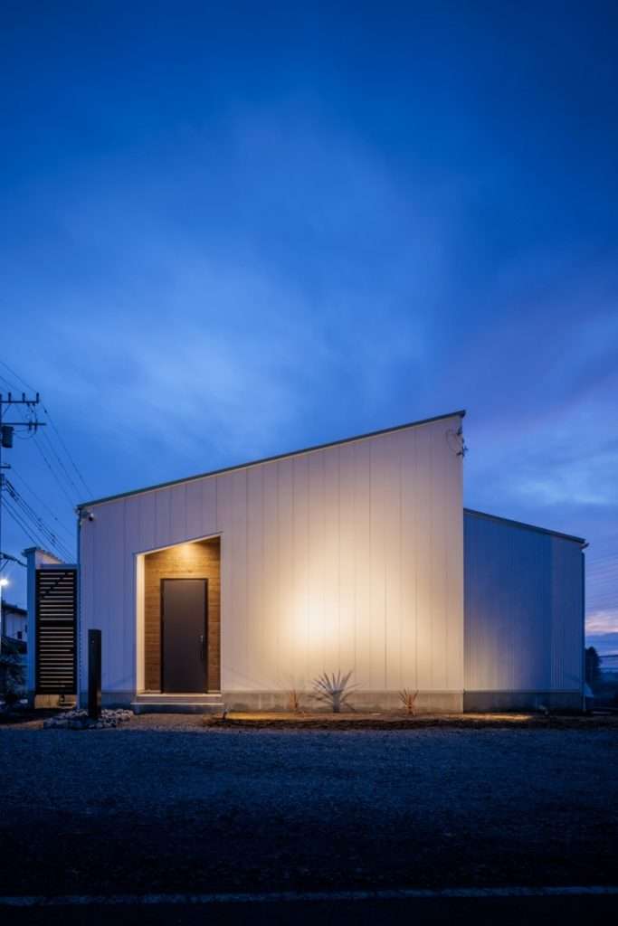 光がつくる“帰りたくなる家” 夜の外観