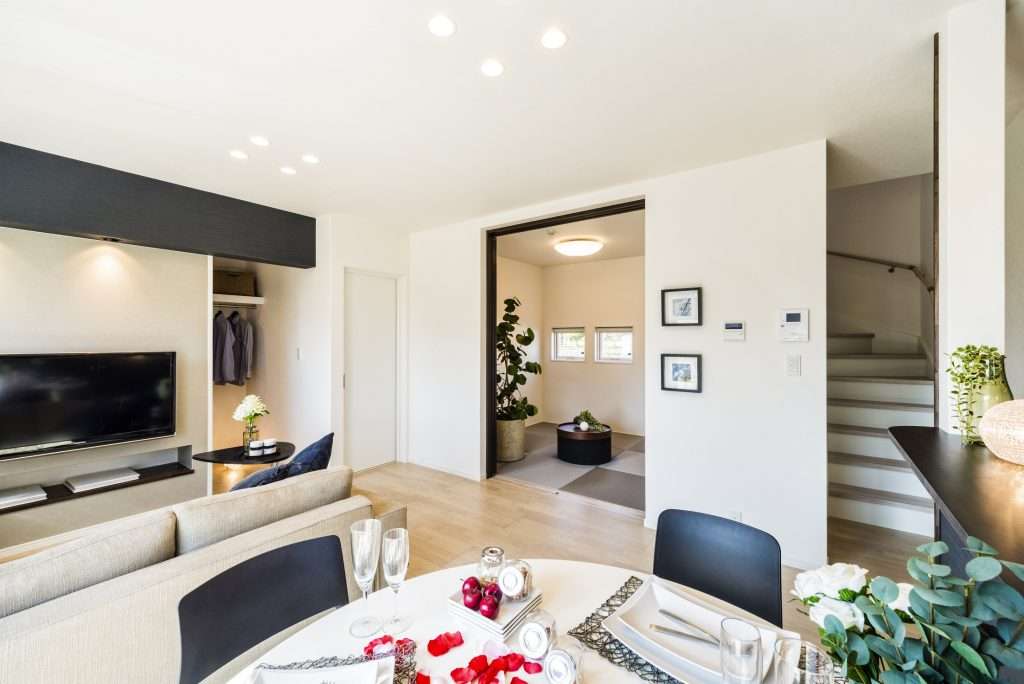 ダイニングとゆるやかにつながる畳スペース