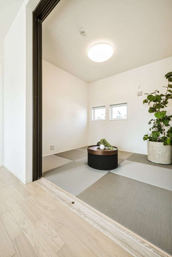 ダイニングとゆるやかにつながる畳スペース