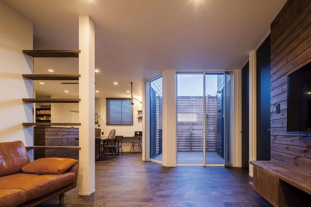 木とレザーが映える、大人のリビング