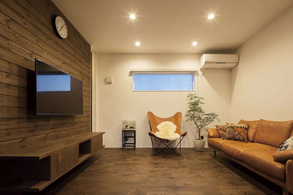 木とレザーが映える、大人のリビング