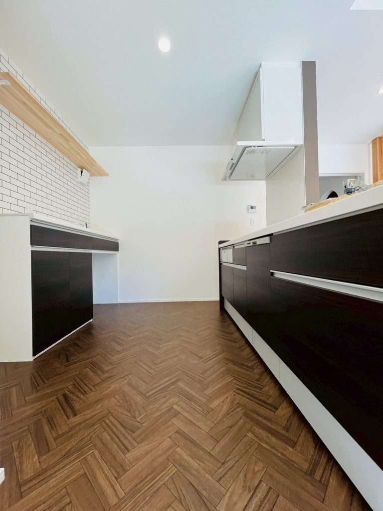 ヘリンボーン柄の床がおしゃれなキッチン