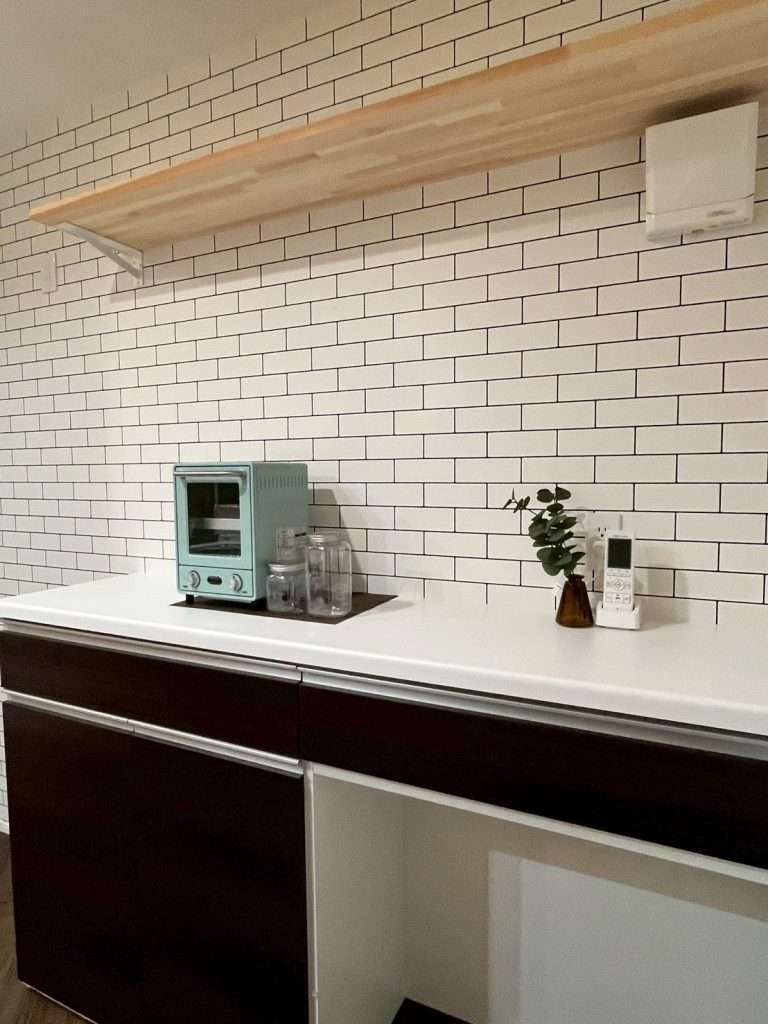 ヘリンボーン柄の床がおしゃれなキッチン