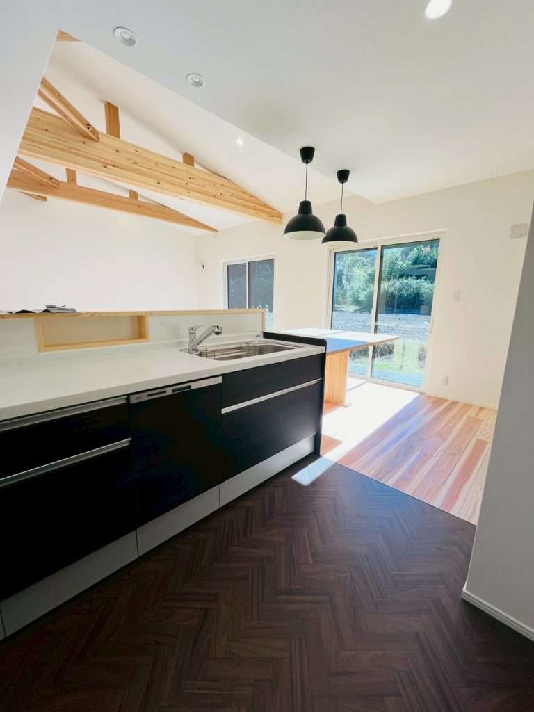 ヘリンボーン柄の床がおしゃれなキッチン