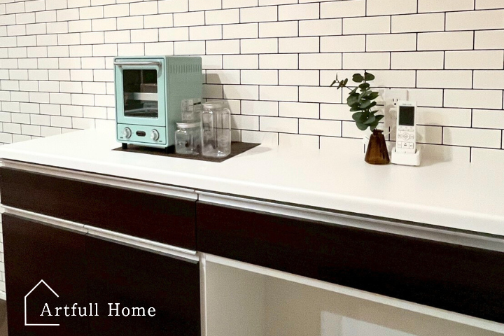 ヘリンボーン柄の床がおしゃれなキッチン