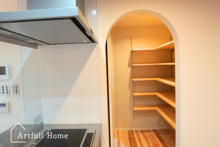 玄関からつながるパントリーで家事ラク動線