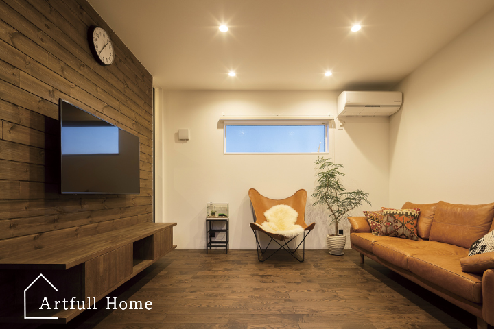 木とレザーが映える、大人のリビング