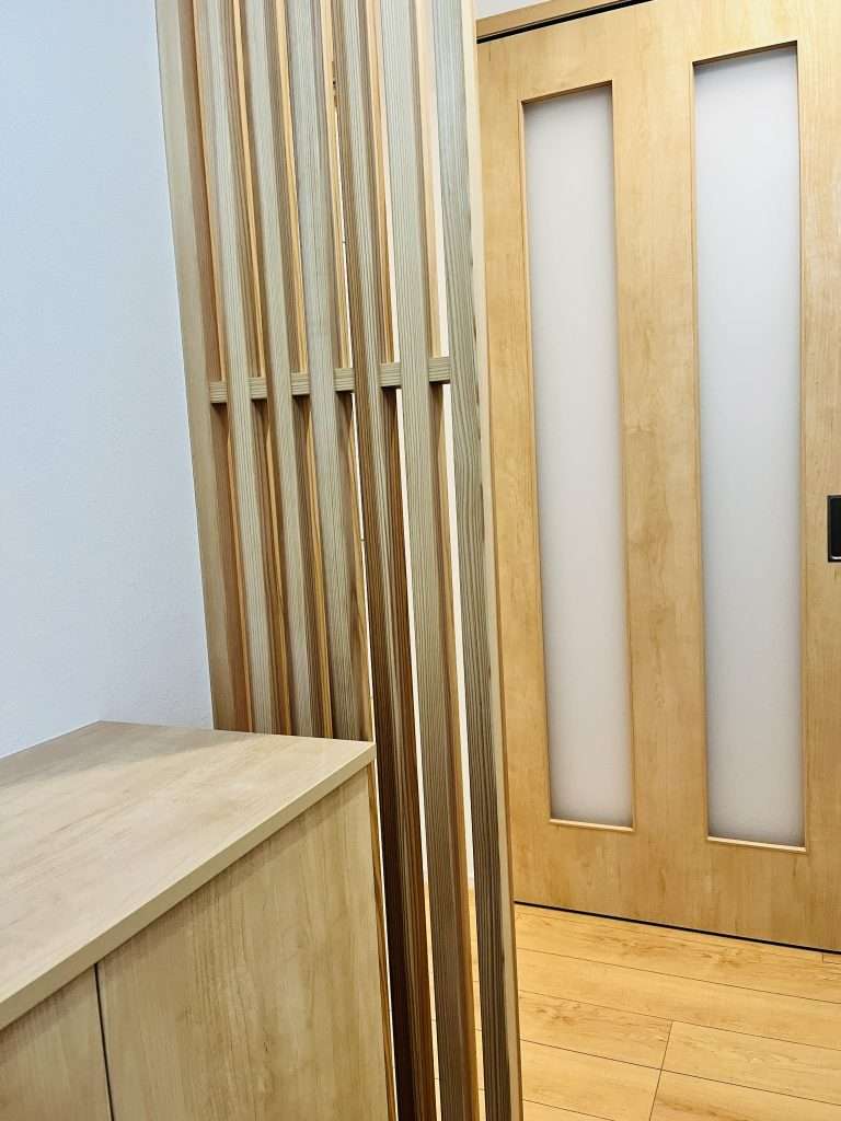 玄関をおしゃれに仕切る「格子デザイン」のある家｜木のぬくもりを感じる空間づくり