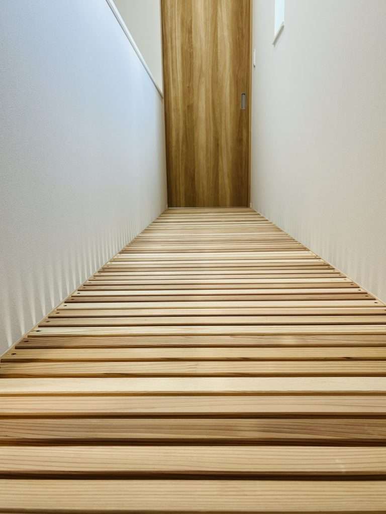 床格子でつながる家族の空間｜木のぬくもりを感じる開放的な間取り