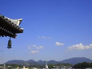 5 本堂前より熊野古道の山並