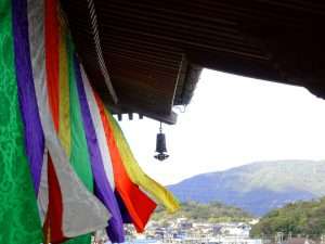 8 春の納骨供養祭　本堂五色幕