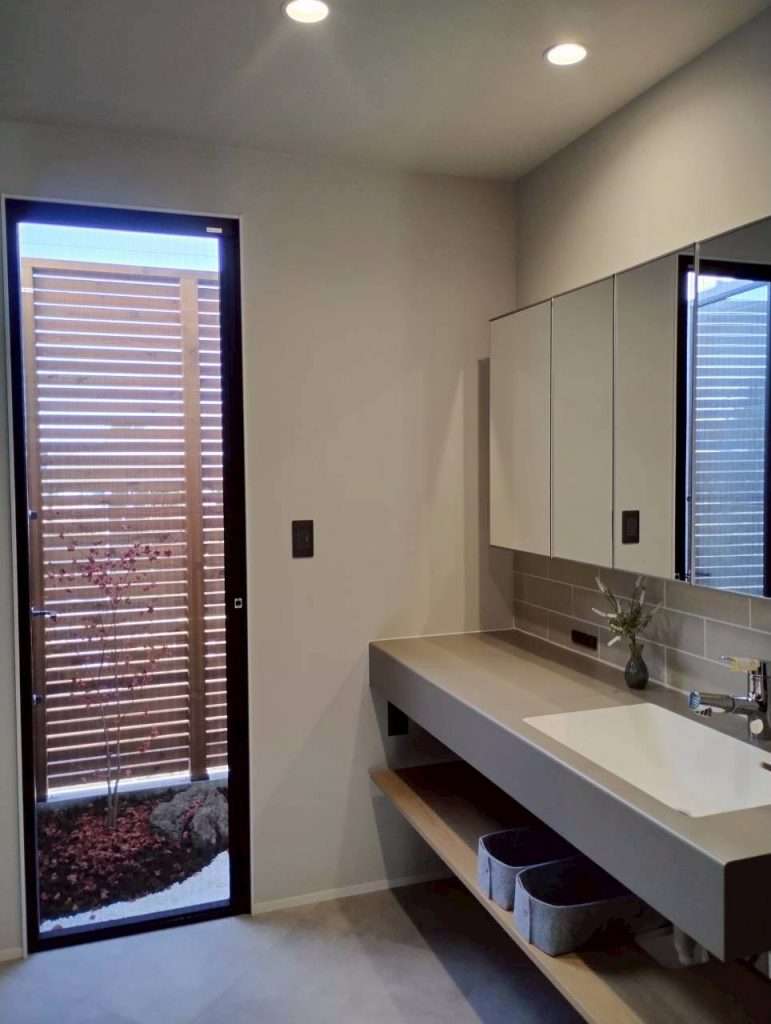 シンプルなのに印象に残る。個性的な玄関と光を楽しむ